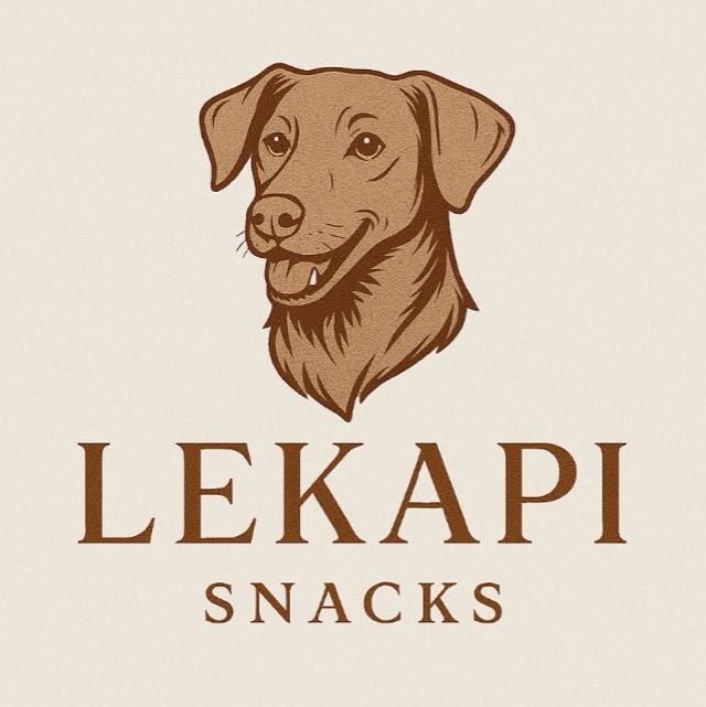 Logo de Lekapi Snacks: perro sonriente sobre el nombre LEKAPI SNACKS